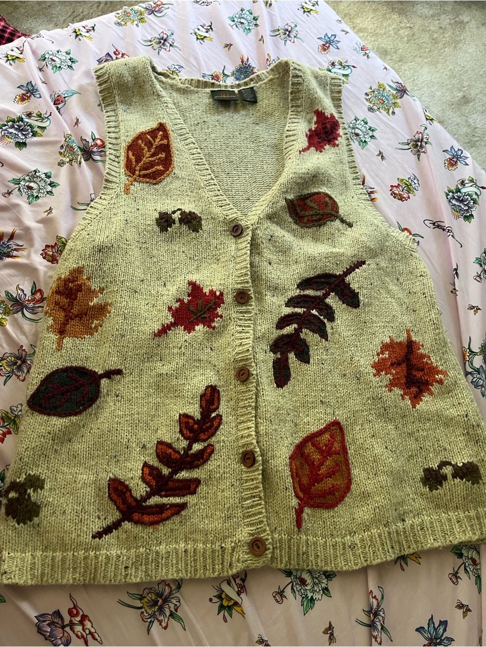Leaf-Appliqué Button Front Sweater Vest  VINTAGE